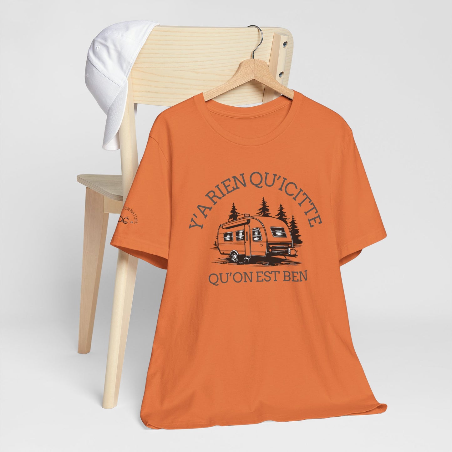 Camping Adventure Unisex Tee - 'Y A RIEN QU'ICITTE' - Crée_ation Nature DC