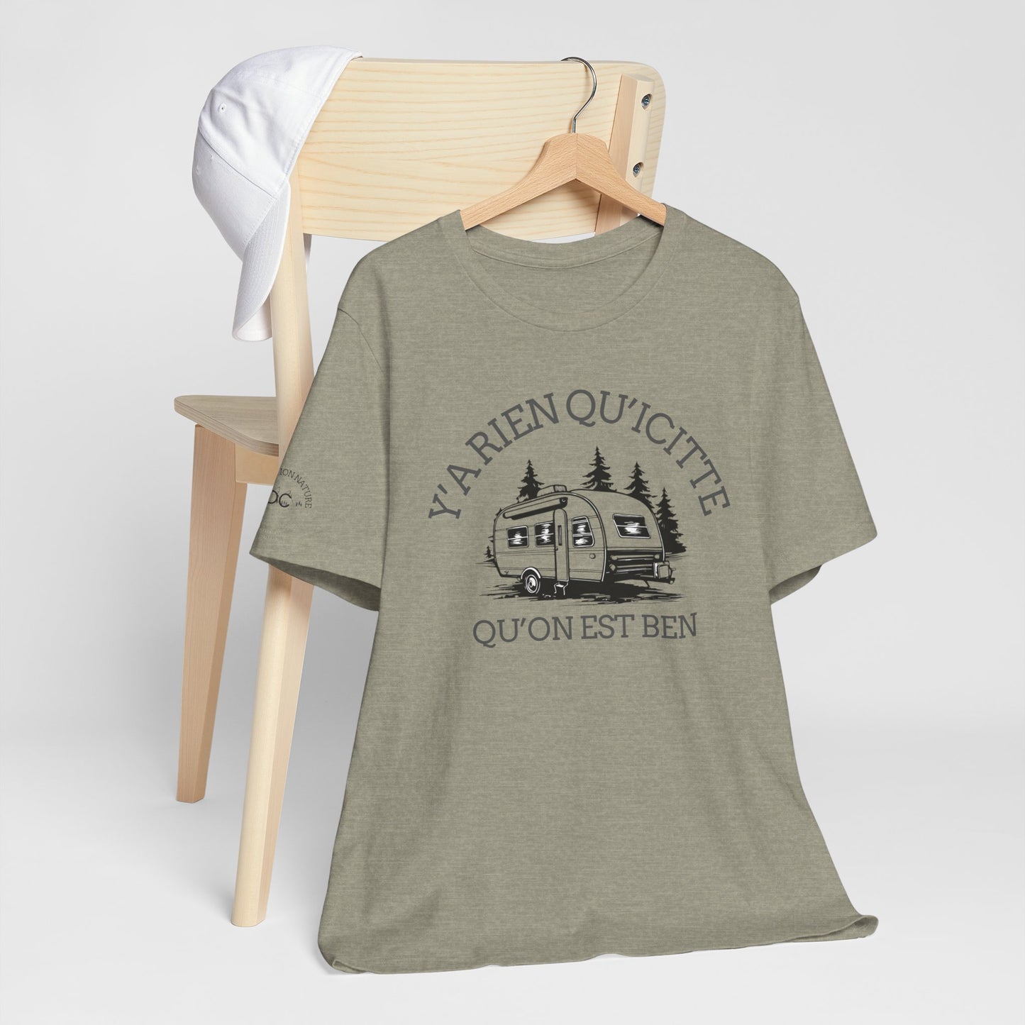 Camping Adventure Unisex Tee - 'Y A RIEN QU'ICITTE' - Crée_ation Nature DC