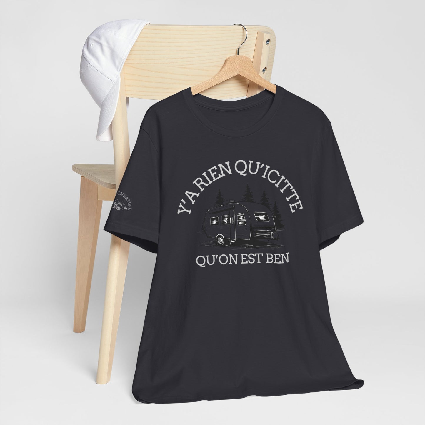 Retro Camping Graphic Tee - "Y'a Rien Quitté" - Crée_ation Nature DC