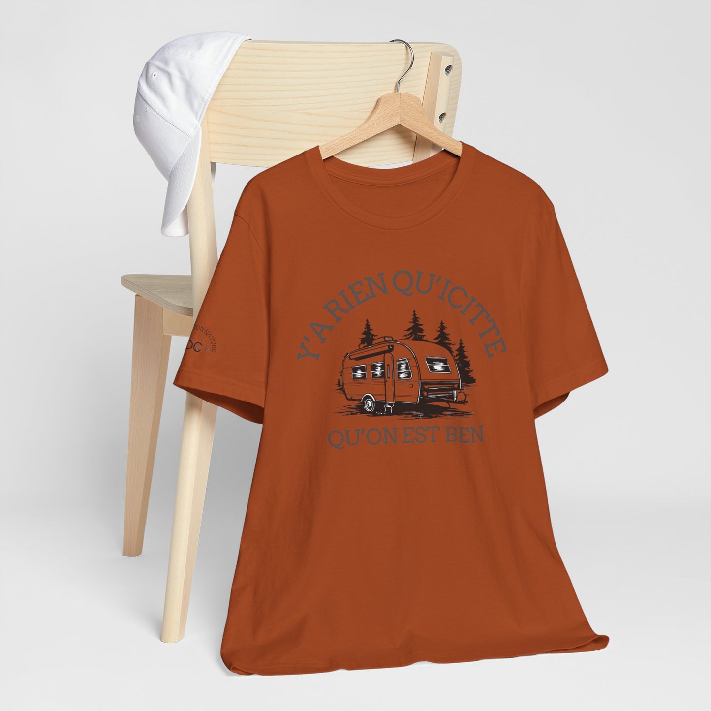Camping Adventure Unisex Tee - 'Y A RIEN QU'ICITTE' - Crée_ation Nature DC
