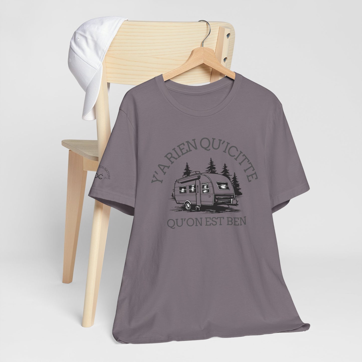Camping Adventure Unisex Tee - 'Y A RIEN QU'ICITTE' - Crée_ation Nature DC