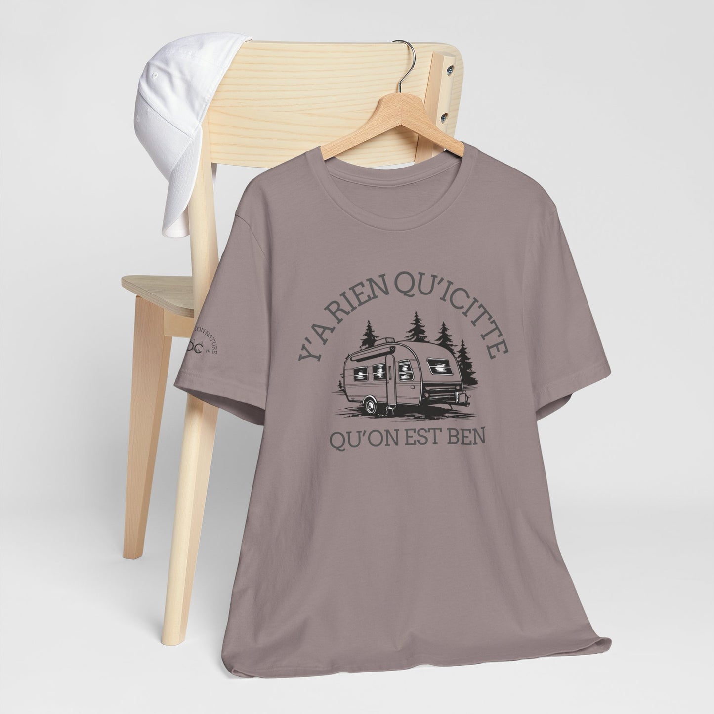 Camping Adventure Unisex Tee - 'Y A RIEN QU'ICITTE' - Crée_ation Nature DC